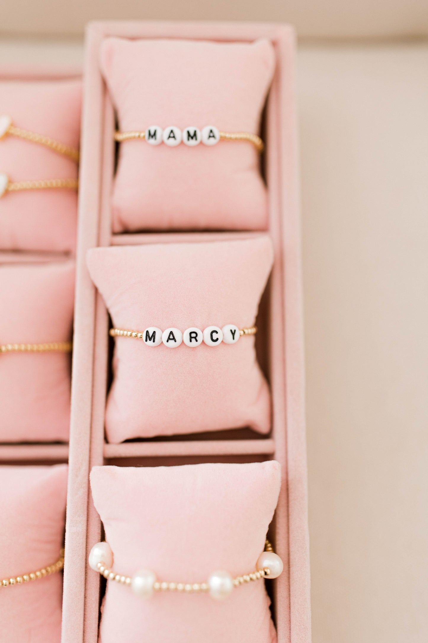 A customized bracelet with any name or phrase you'd like! Max 15 characters allowed.
3mm 14K gold filled or .925 sterling silver beads
white beads with black letters, white beads with gold letters, or colorful beads
