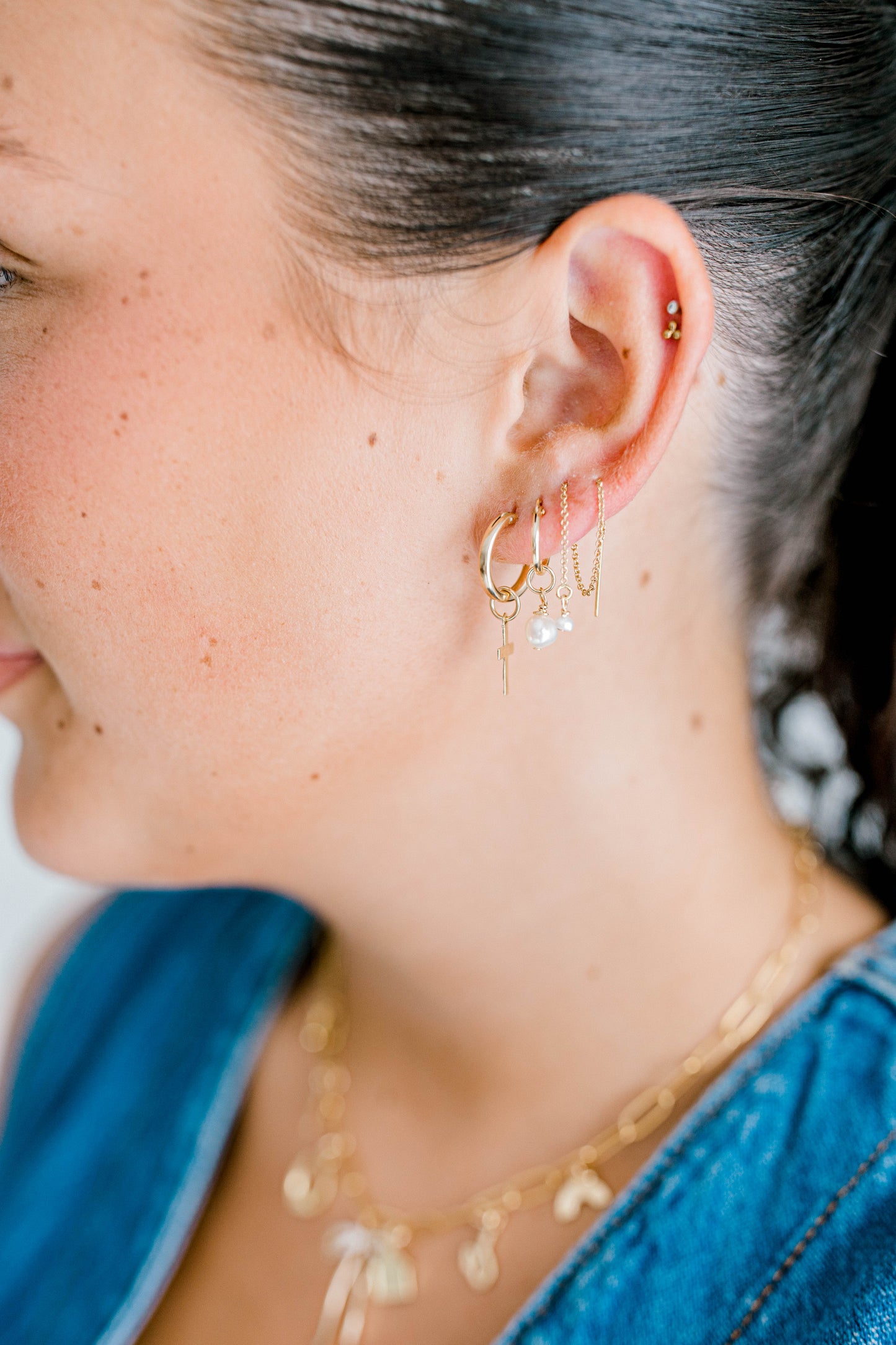 14k gold filled threader earrings that are handmade with a pearl droplet or pearl and turquoise accents at the bottom of this earring. This design has a singular pearl droplet at the bottom. This threader has a very dainty chain that can go through your ears with ease. Can buy singles or pairs of each design.
